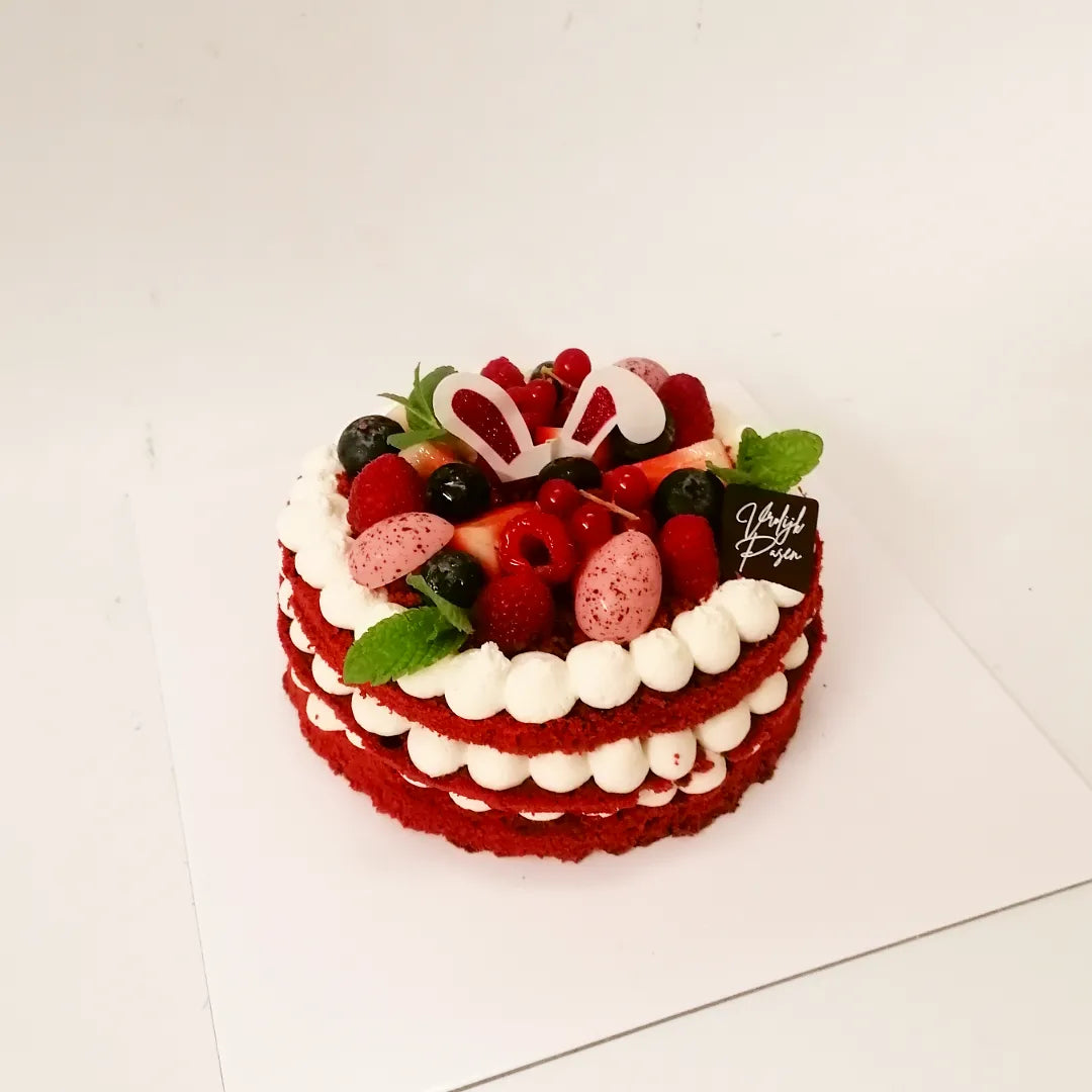 Red velvet cake met mascarpone crème en rood fruit