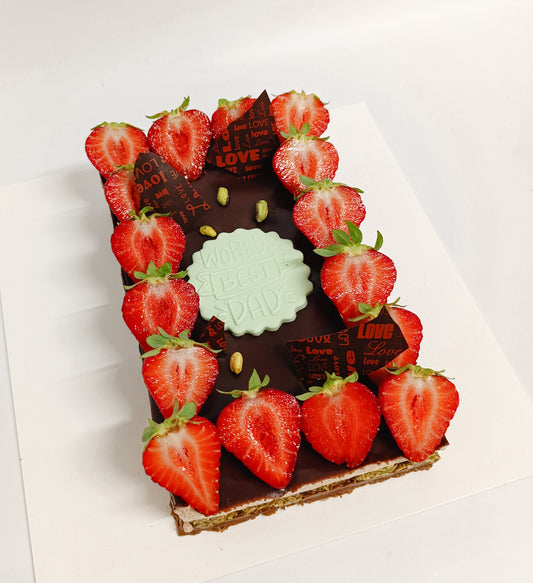 Chocoladetaart met pistache en aardbeien